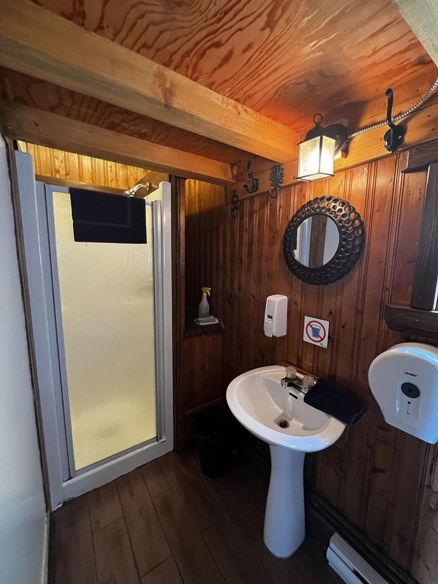 Auberge Festive Sea Shack Sainte Anne-des-Chênes Exteriör bild
